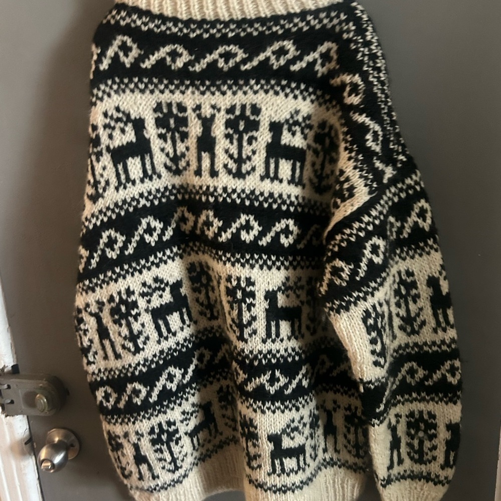 100 % wool made in nepal chunky thick Black and Cream Patterned Sweater - Picture 4 of 4